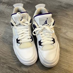 Air Jordan’s 4 “purple metallic” used . Just need to be cleaned in great conditi